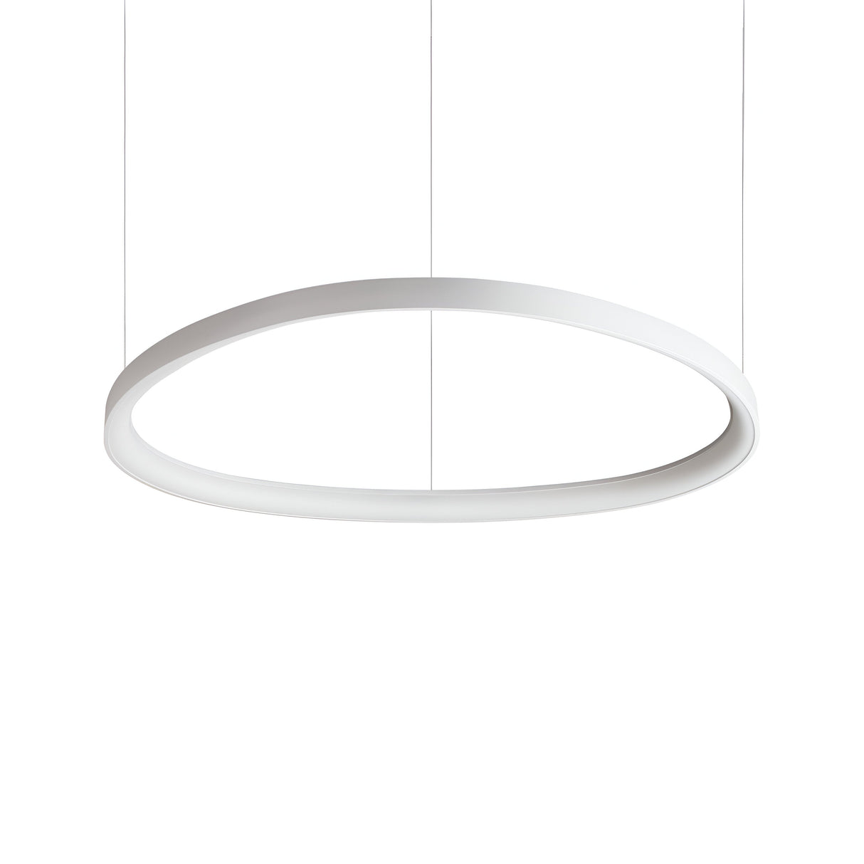 The Zephra LED Light Suspension 59W 3000K in white, measuring 81cm, is a modern circular pendant fixture with a minimalist design that hangs from the ceiling by two thin cables. Equipped with an LED bulb and offering a warm color temperature of 3000K, it combines style with efficient illumination.