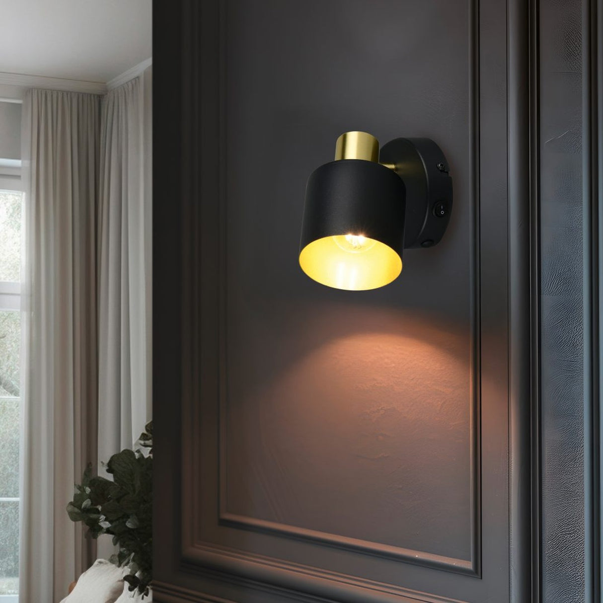 Eva Spotlight – Black & Gold