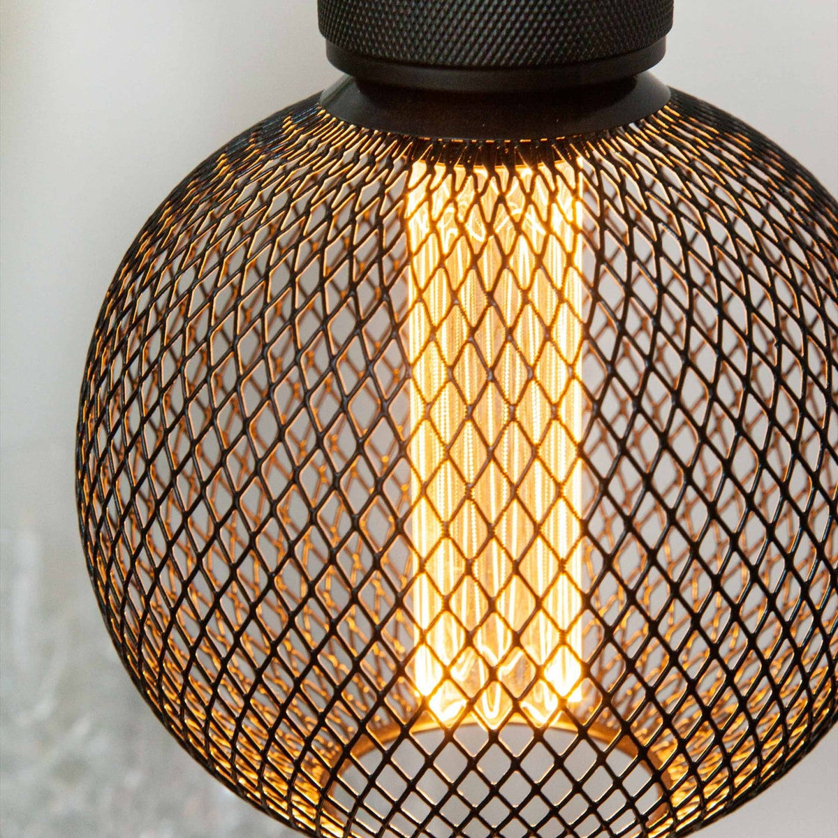 Colors Gitter Bulb 125mm in black wire mesh, close-up of the diamond-weave cage with a glowing LED filament column visible inside.