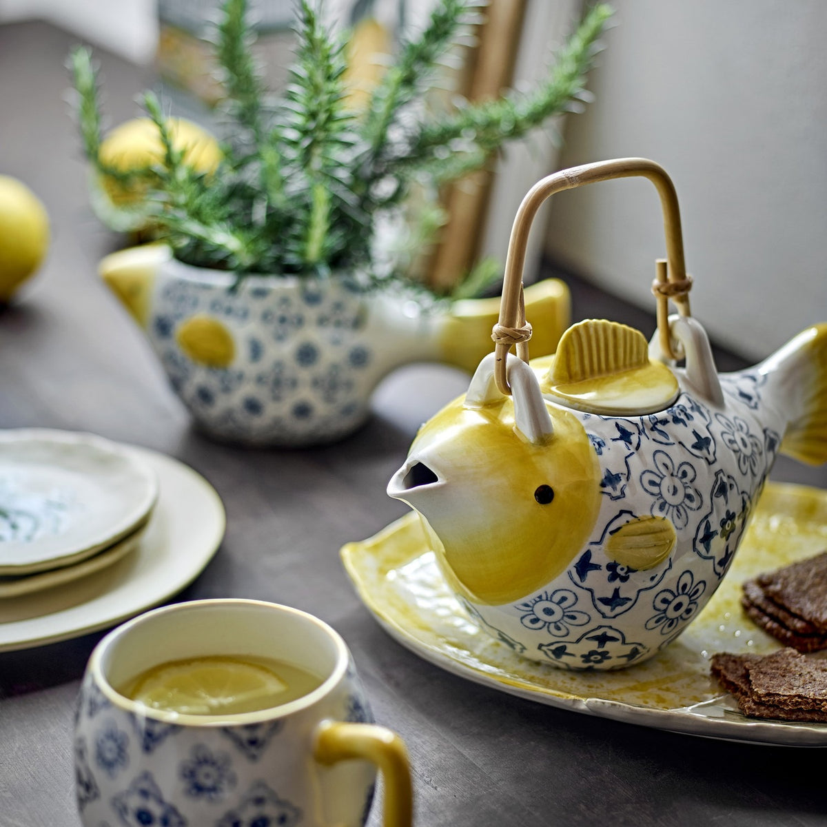 Wrenna Fish Stoneware Teapot with Strainer 800ml - Multi