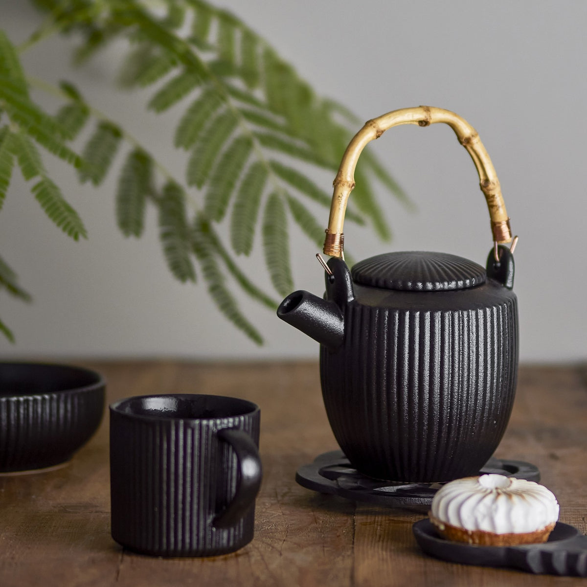 Neri Ribbed Stoneware Teapot 850ml - Black