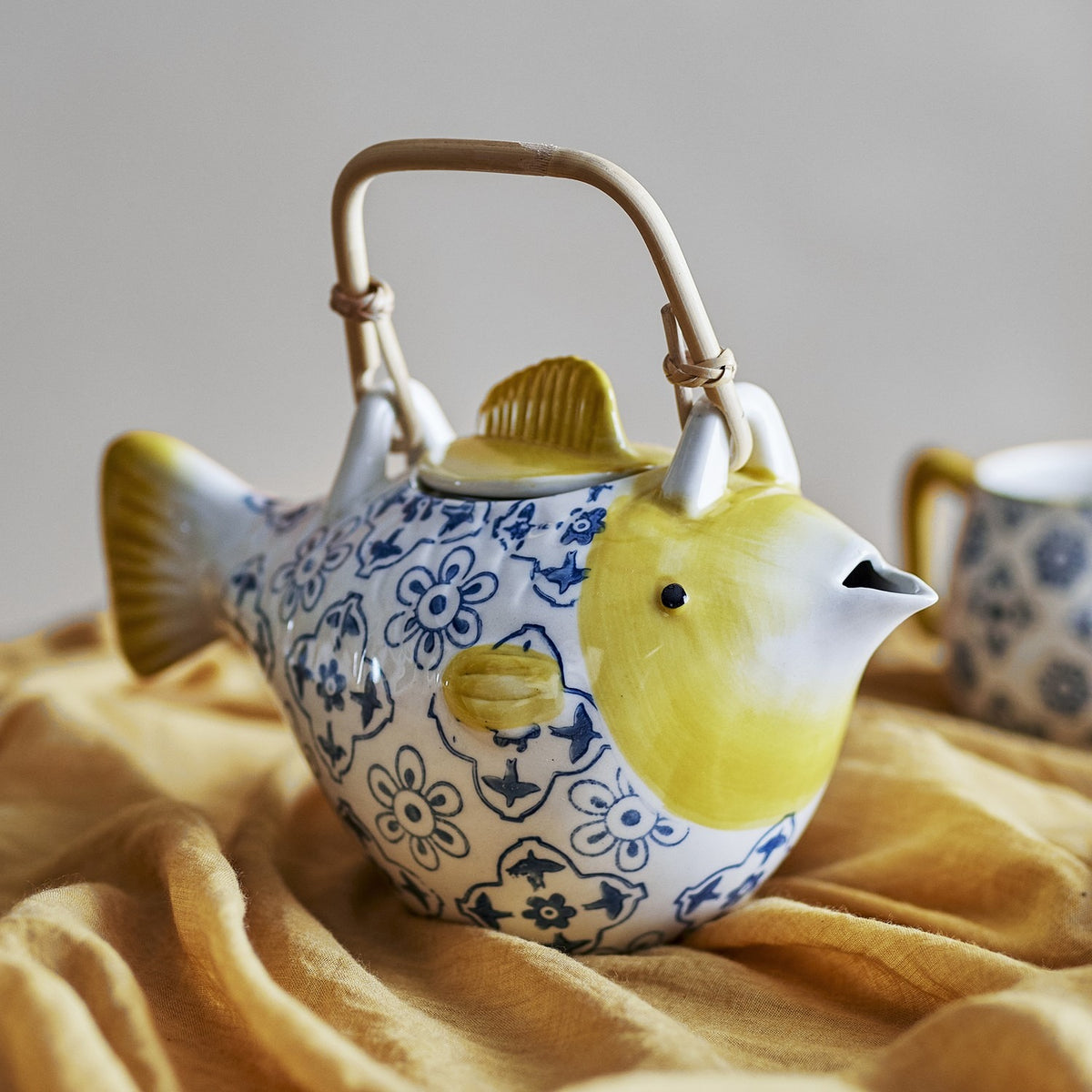 Wrenna Fish Stoneware Teapot with Strainer 800ml - Multi