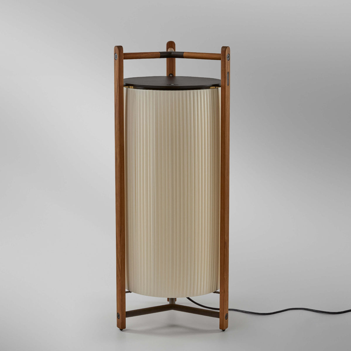 Kando P/111 Ribbon LED floor lamp with a tall cream pleated cylindrical shade in an open teak wood frame and dark top disc, shown on a plain light background.