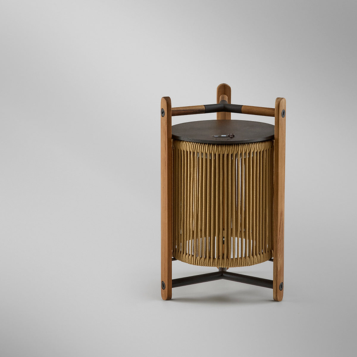 Kando M/40/R rechargeable outdoor table lamp with sand nautical cord cylinder shade, teak wood uprights, and dark top and base, shown on a plain light background.