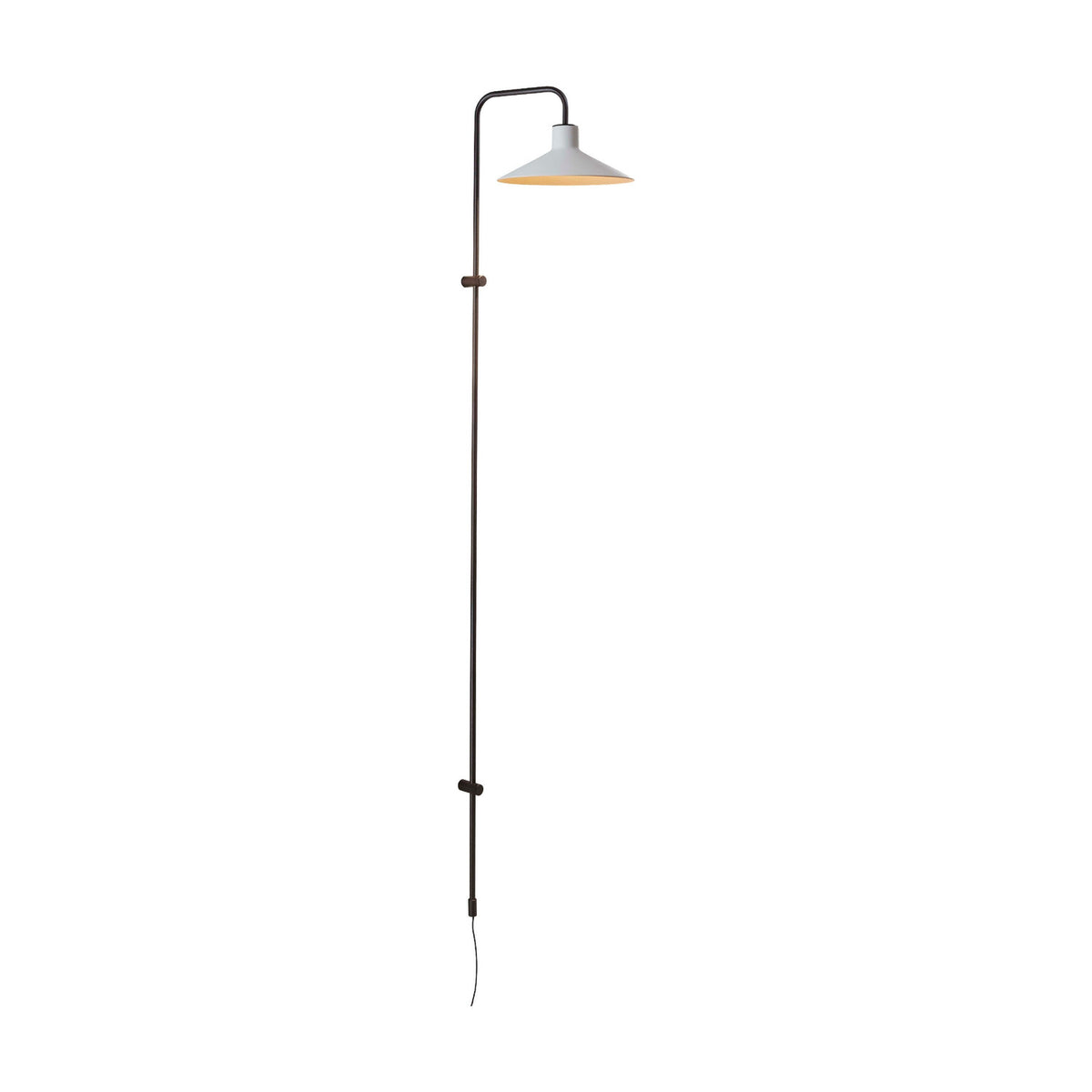 Platet A/05 wall light with tall slim aluminium rod, curved top arm and shallow cone shade in light grey, shown on a plain white background.
