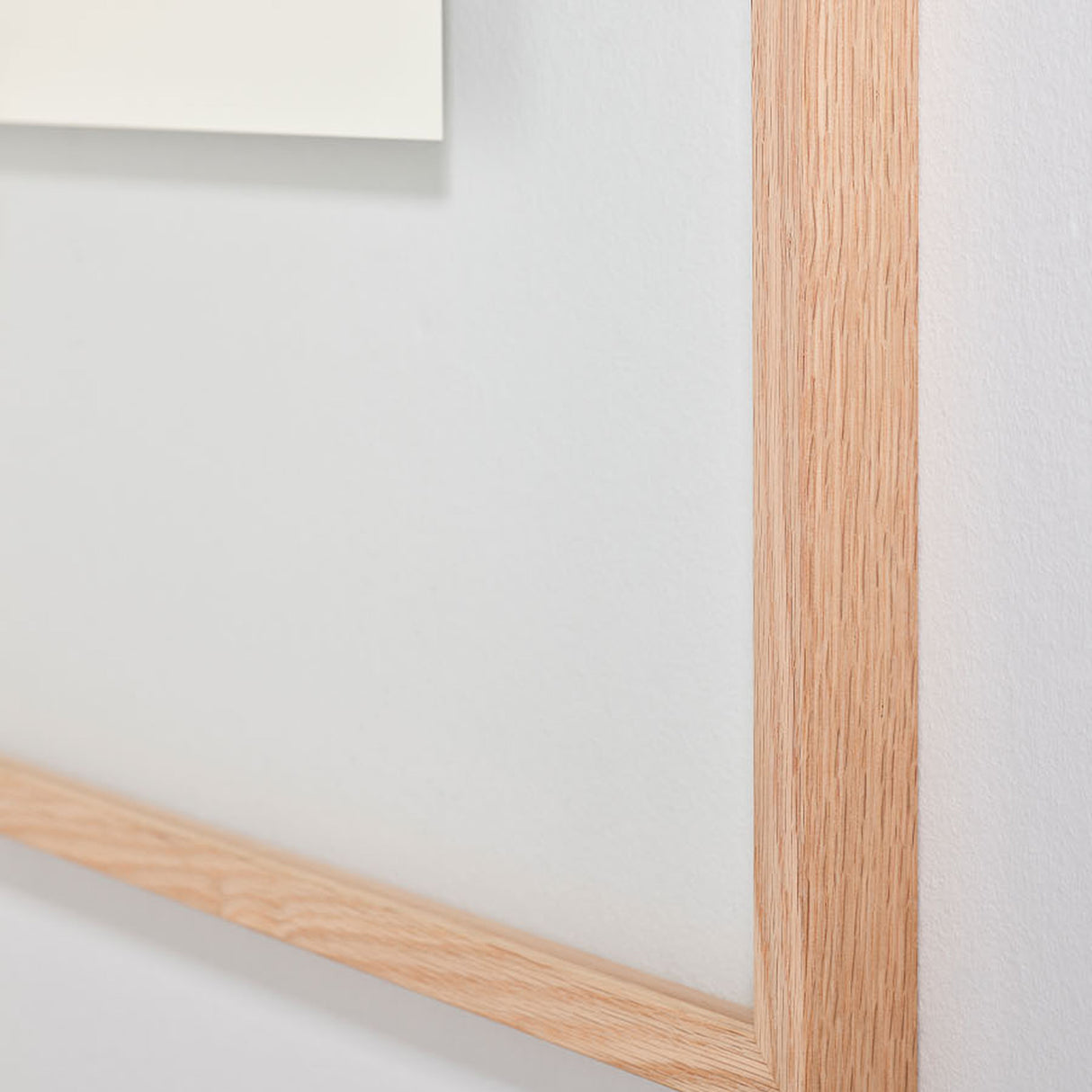 Close-up of the oak corner at an angle, the timber section and the pale border running away from the camera.