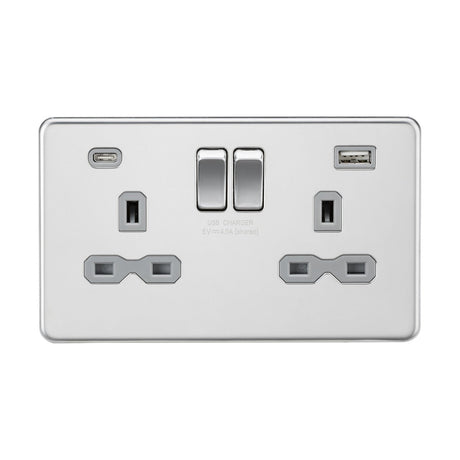 This 13A 2 Gang SP Switched Socket with Dual USB A+C in polished chrome boasts a sleek, screwless panel and two UK electrical outlets. The USB ports, designed for easy access, are situated above and below the switches to facilitate convenient charging for various devices.