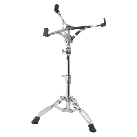 The Chord Snare Drum Stand features a foldable design with adjustable arms and three rubber-tipped legs for enhanced stability. This height-adjustable stand securely holds a snare drum in place.