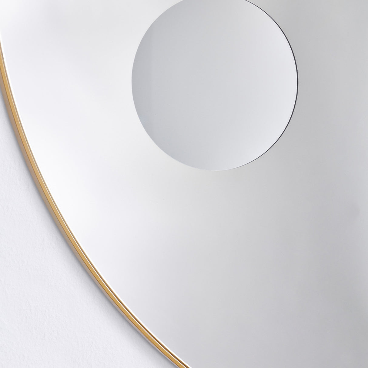 Close-up of the magnifying circle set within the main glass, with the bronze frame edge running past it.