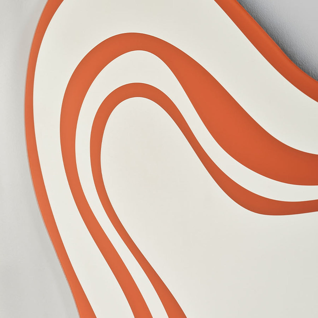 Close-up of the concentric banding, the orange lines narrowing as they run towards the centre.