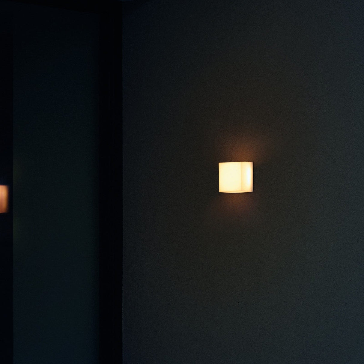 Snow Outdoor Wall Light 4000K - White in situ