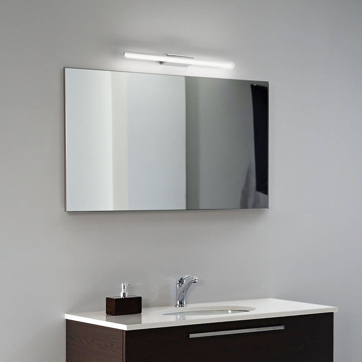 Riflesso Bathroom Wall Light - White in situ