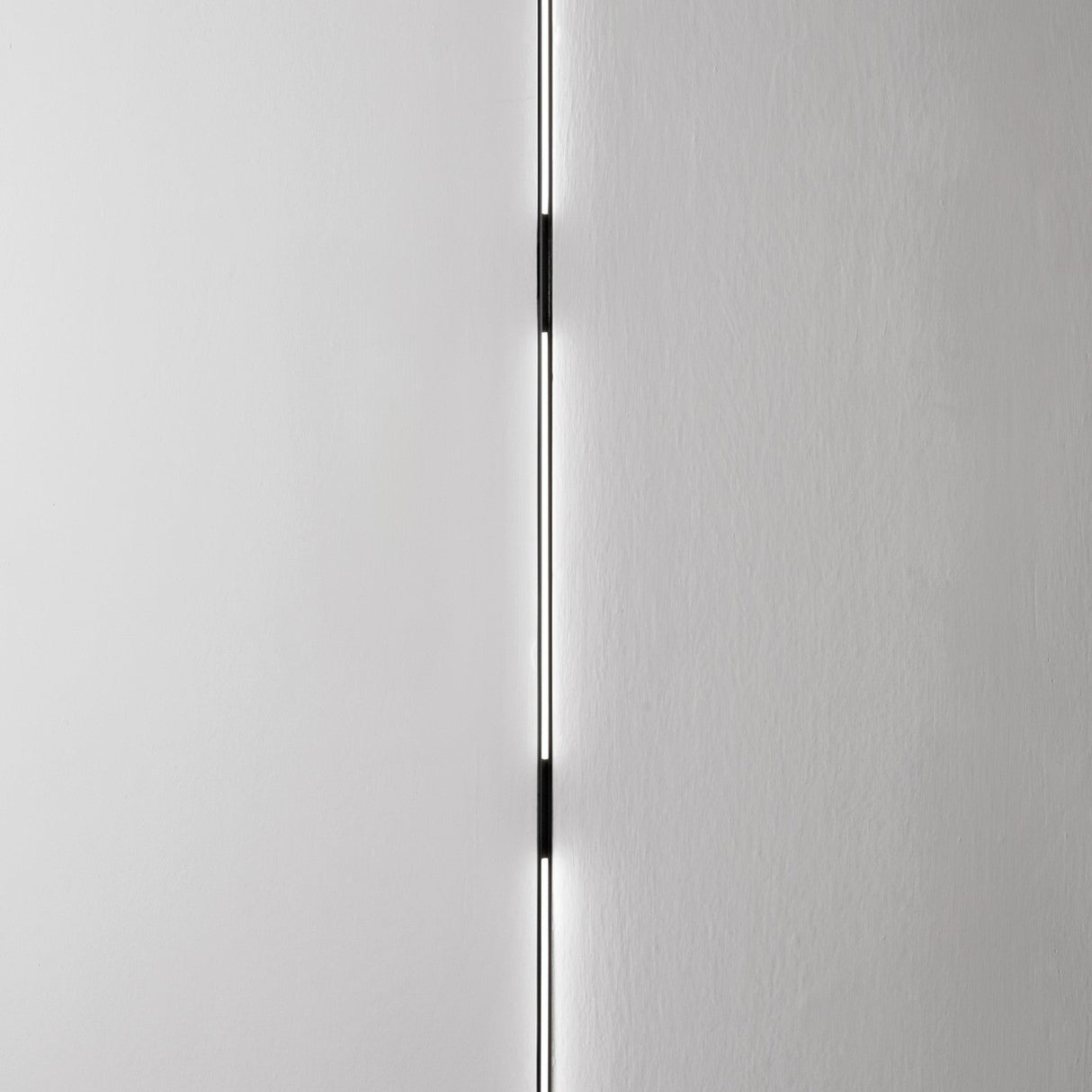 Deva Wide Inner Linear Track Light 11W 600mm - Black in situ
