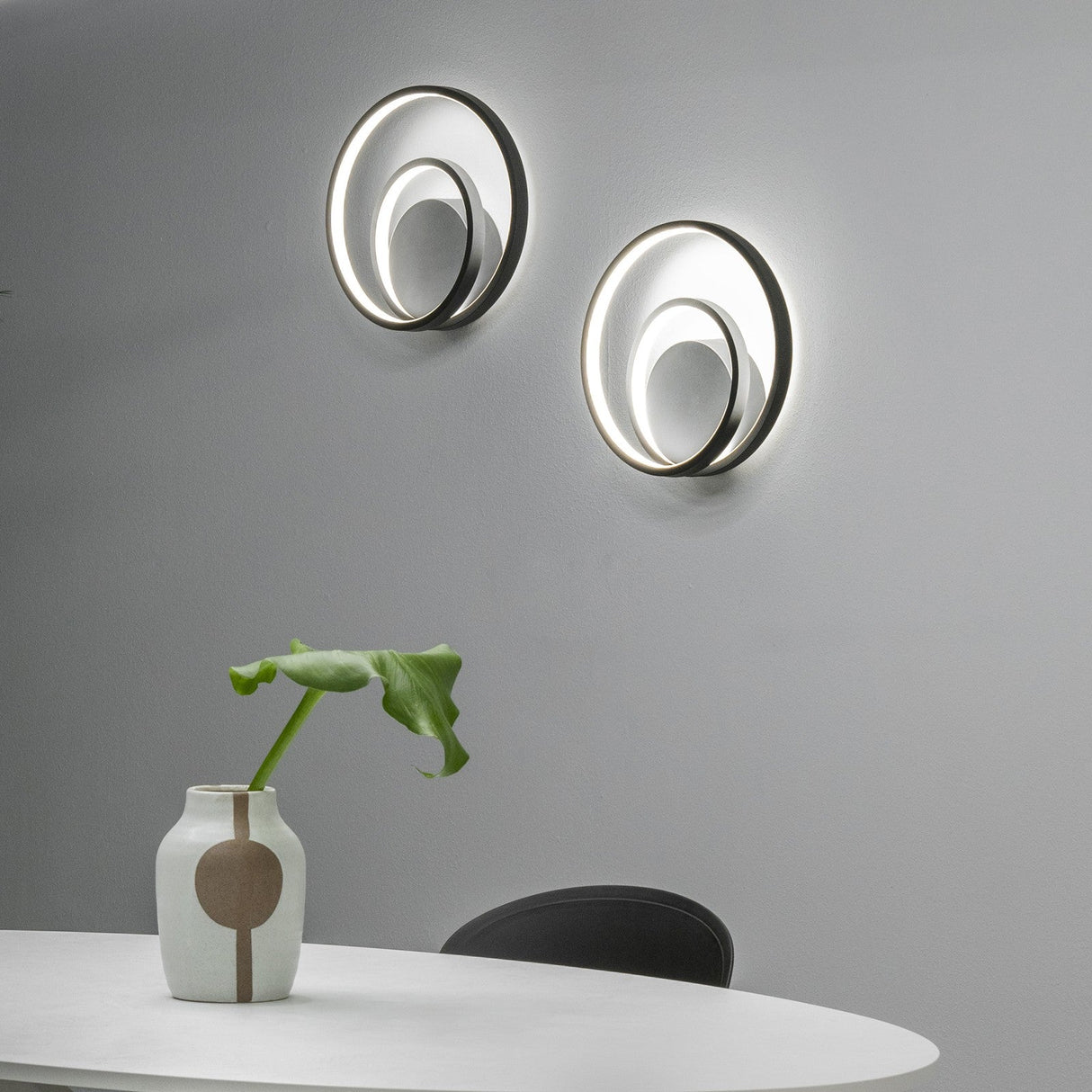 Oz Wall Light 4000K - Black in situ