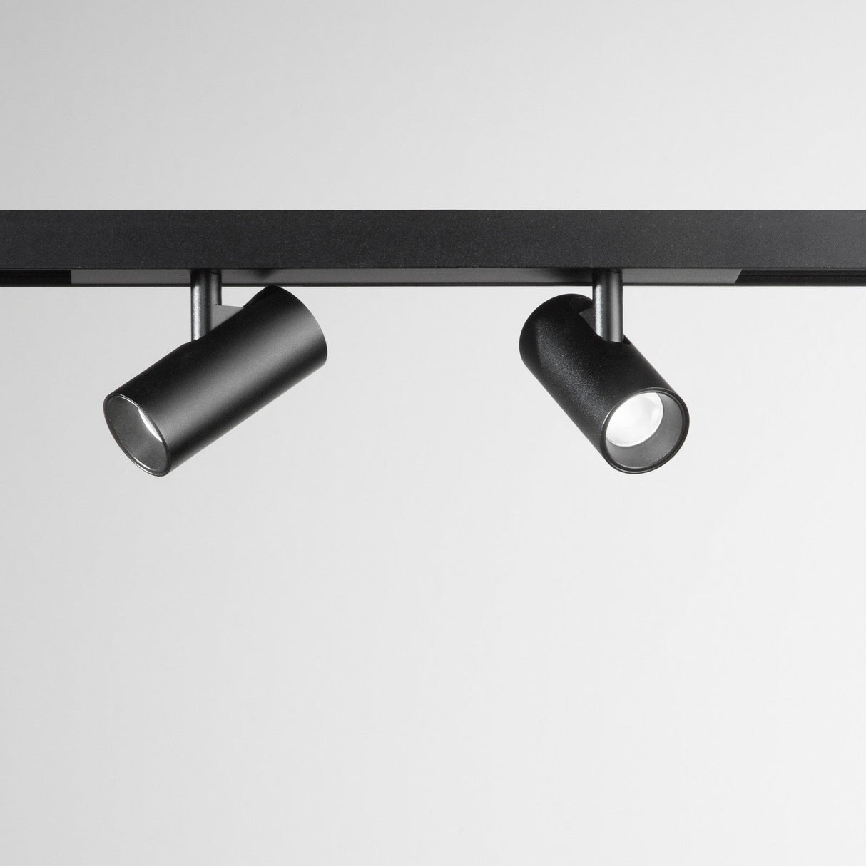 Stick Track Spotlight Double 10W - Black in situ
