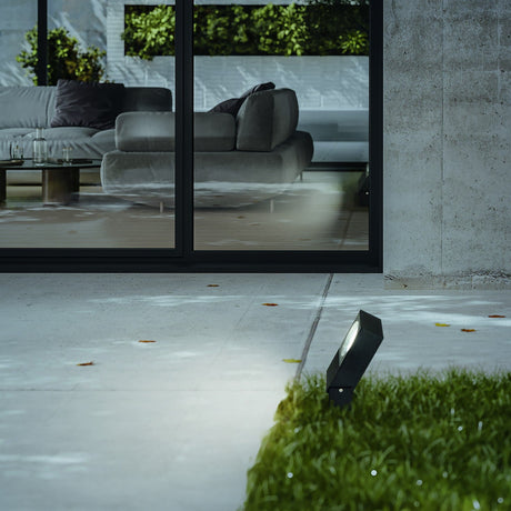 Sirio Outdoor Spotlight - Black in situ