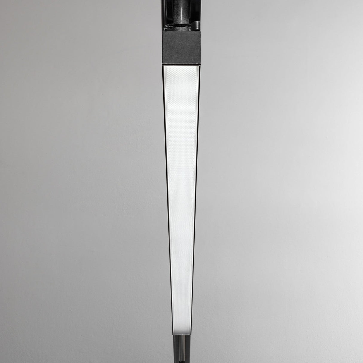 Display UGR Track Light 535mm 14W 4000K - White in situ