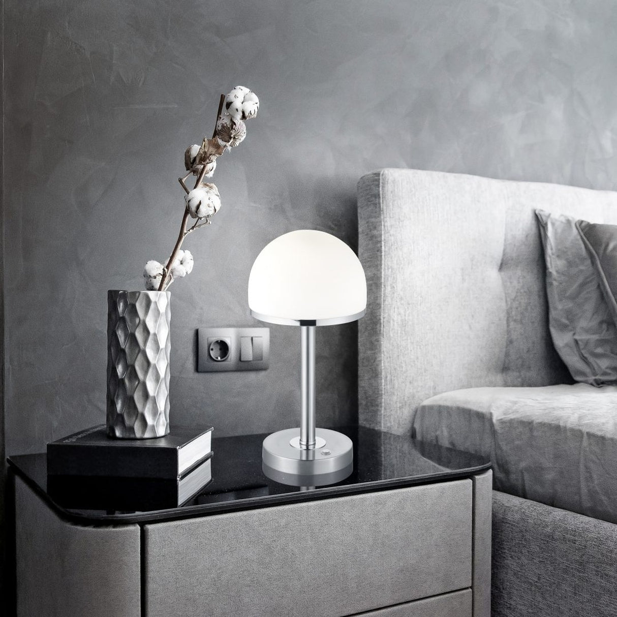 Berlin LED Glass Table Lamp – Satin Nickel