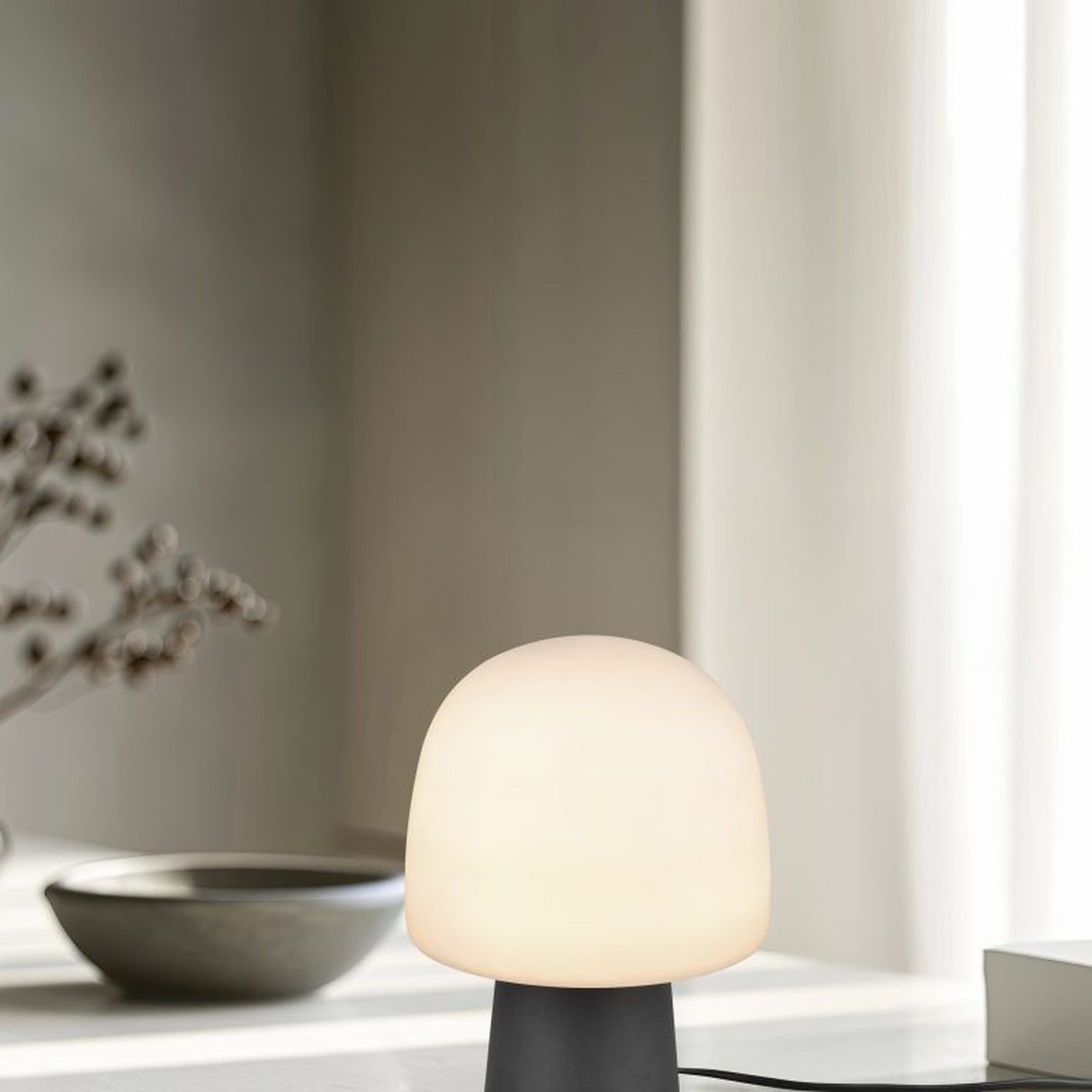 Steen Glass Table Lamp – Black