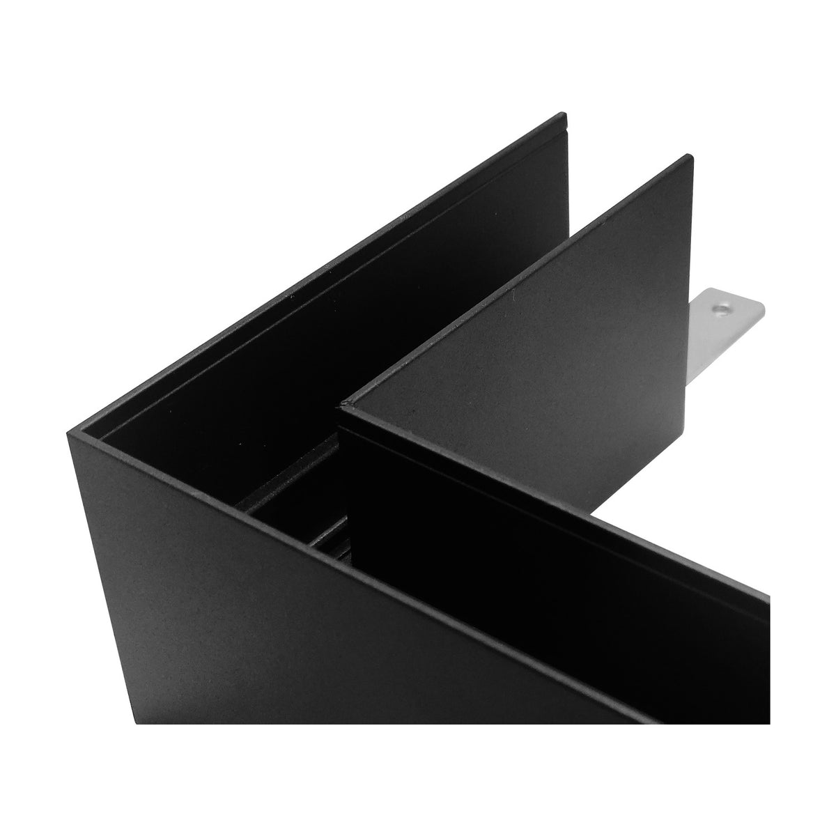 Magneto Deep 3 Connector Surface L-Joint in matt black aluminium, shown at a 90º angle with mounting bracket, on a plain white background.