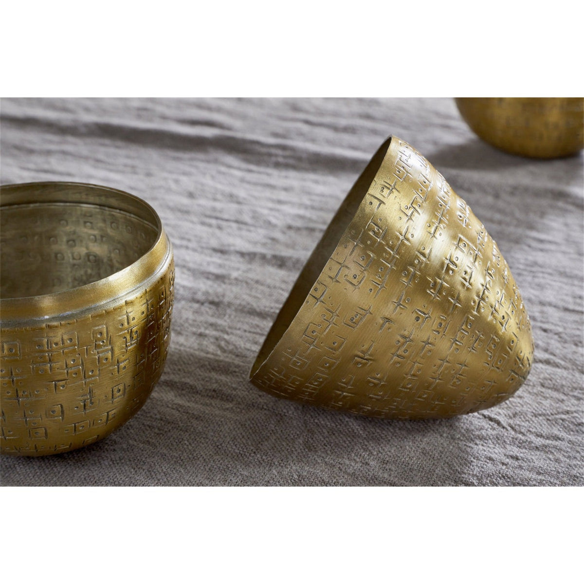 Mutti Opening Egg Easter Decoration - Antique Brass