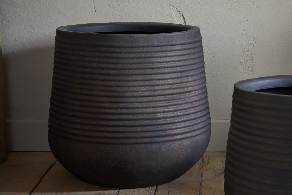 Lmaga Small Grooved Iron Planter - Aged Black
