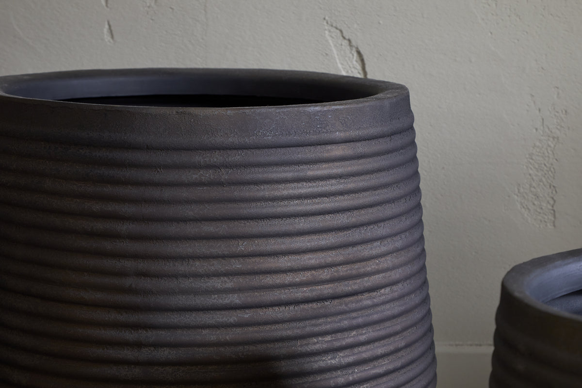 Lmaga Small Grooved Iron Planter - Aged Black