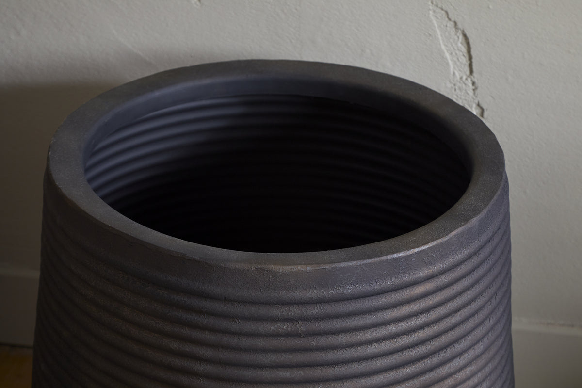 Lmaga Large Grooved Iron Planter - Aged Black