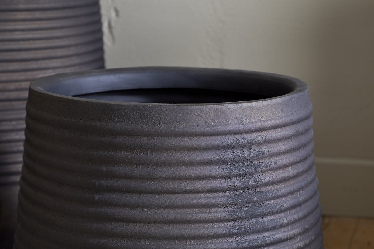 Lmaga Small Grooved Iron Planter - Aged Black