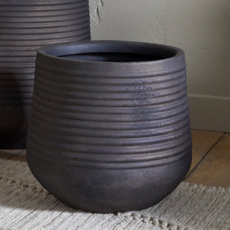 Lmaga Small Grooved Iron Planter - Aged Black