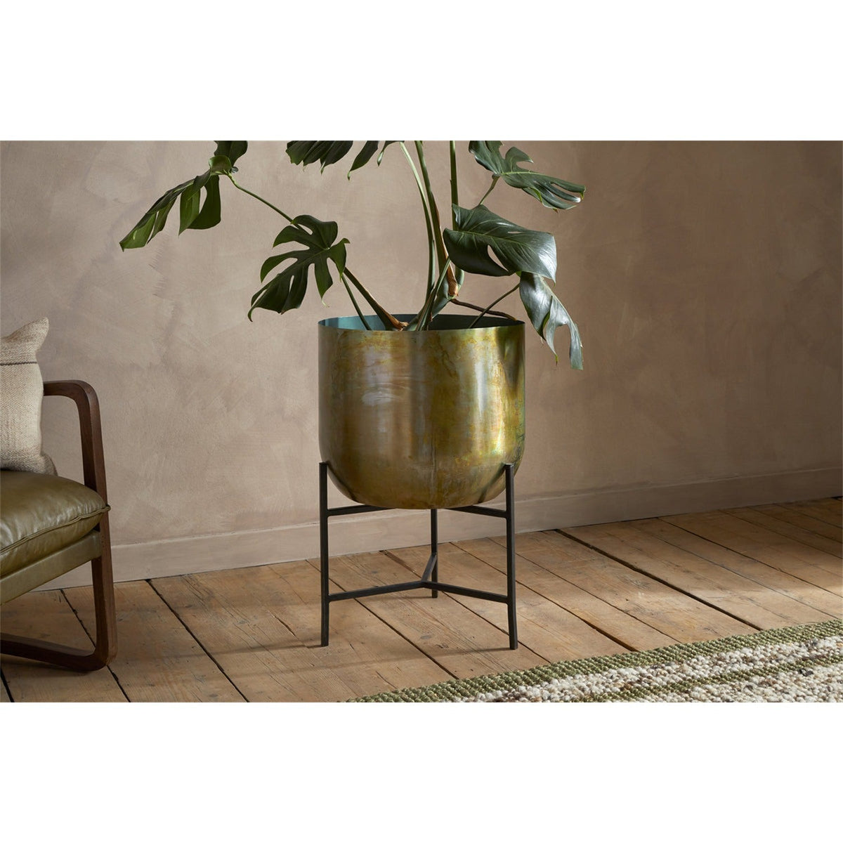 Jani Iron Planter on Stand - Oxidised Metal