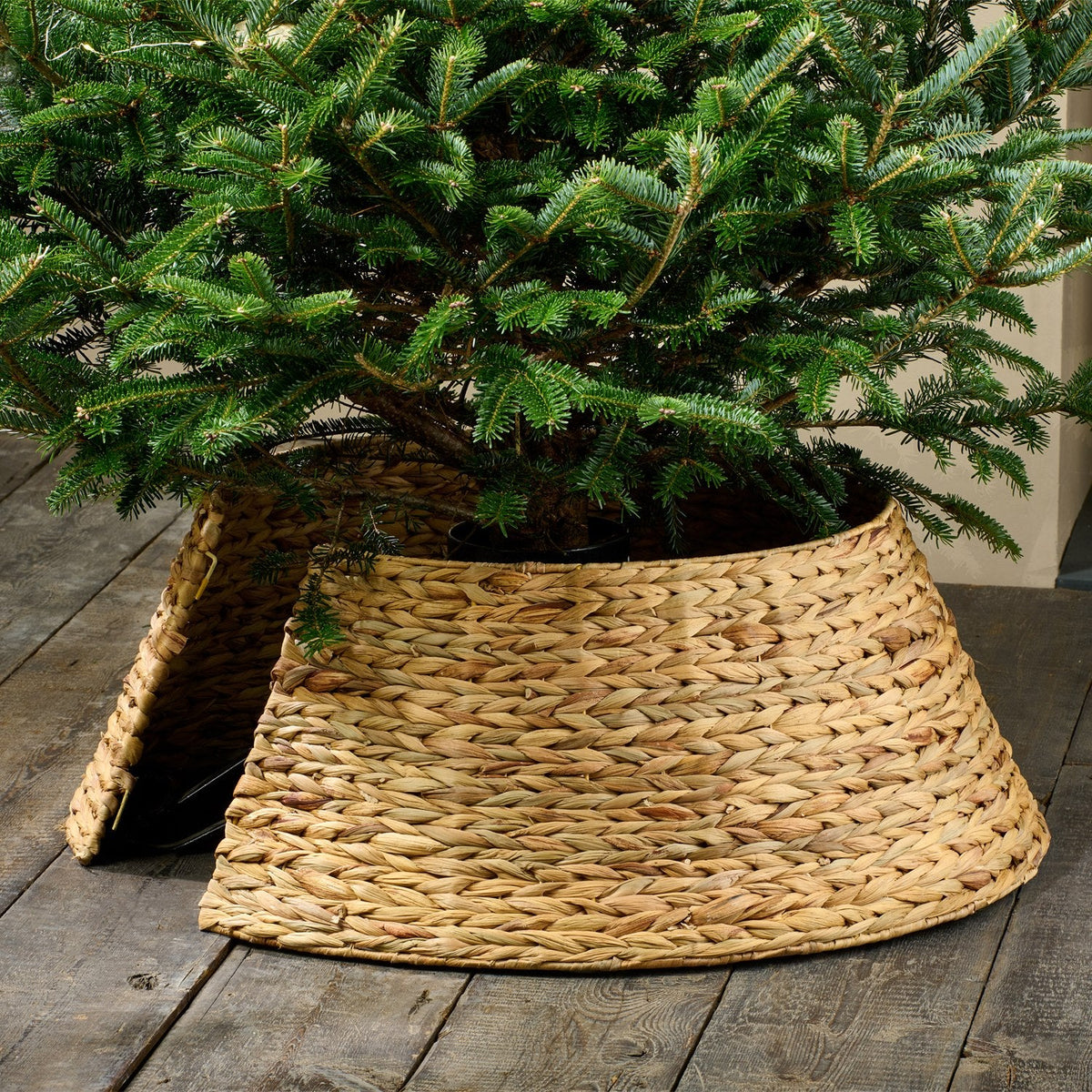 Vesvorne Water Hyacinth Christmas Tree Skirt - Natural