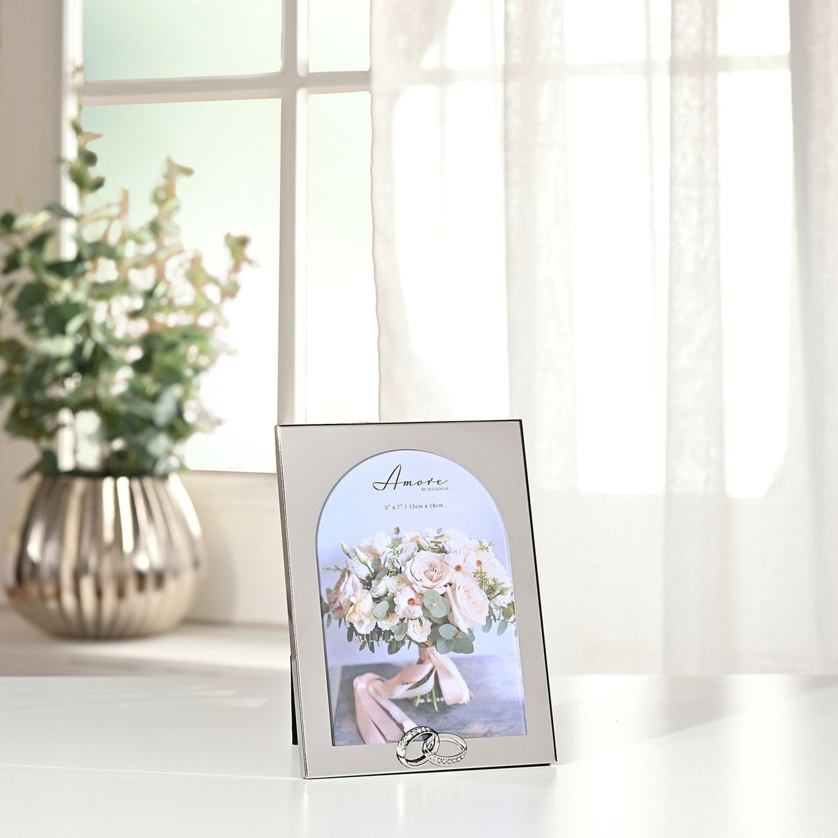 Arch Metal Photo Frame with Linked Rings 7 x 5in - Silver