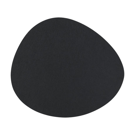 Dahej Placemat in black, a rounded pebble-shaped mat with a matt, felt-like texture and fuller curve on one side, shown flat on a plain white background.