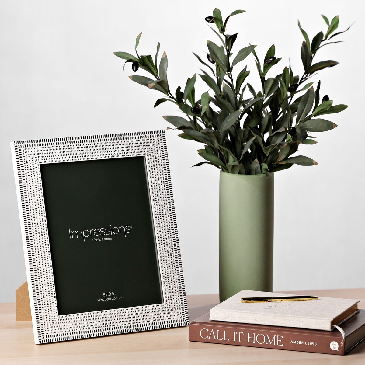 Dash Pattern Plastic Photo Frame 10 x 8in - White & Black