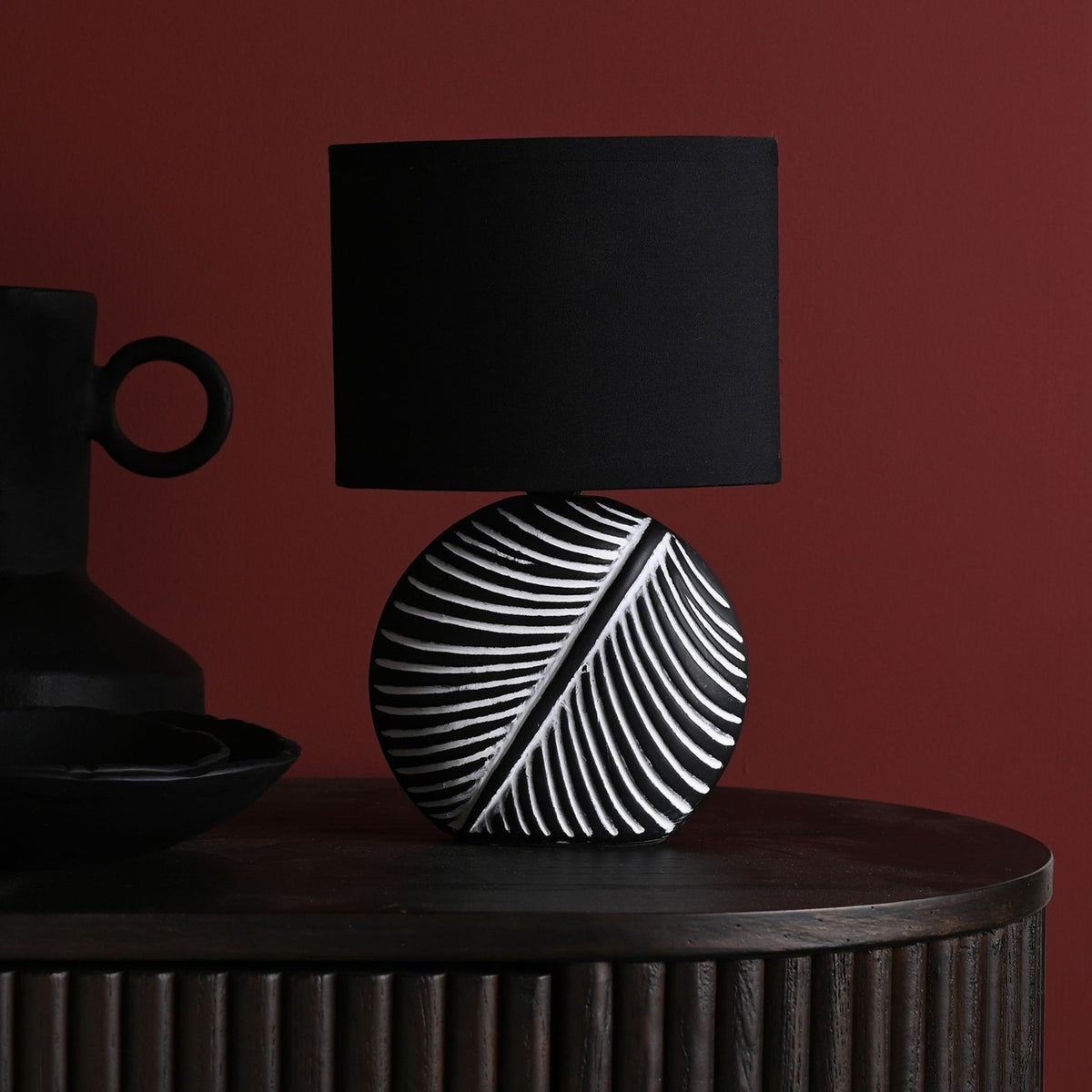 White Leaf Circle Plug-in Ceramic Table Lamp 24cm - Black