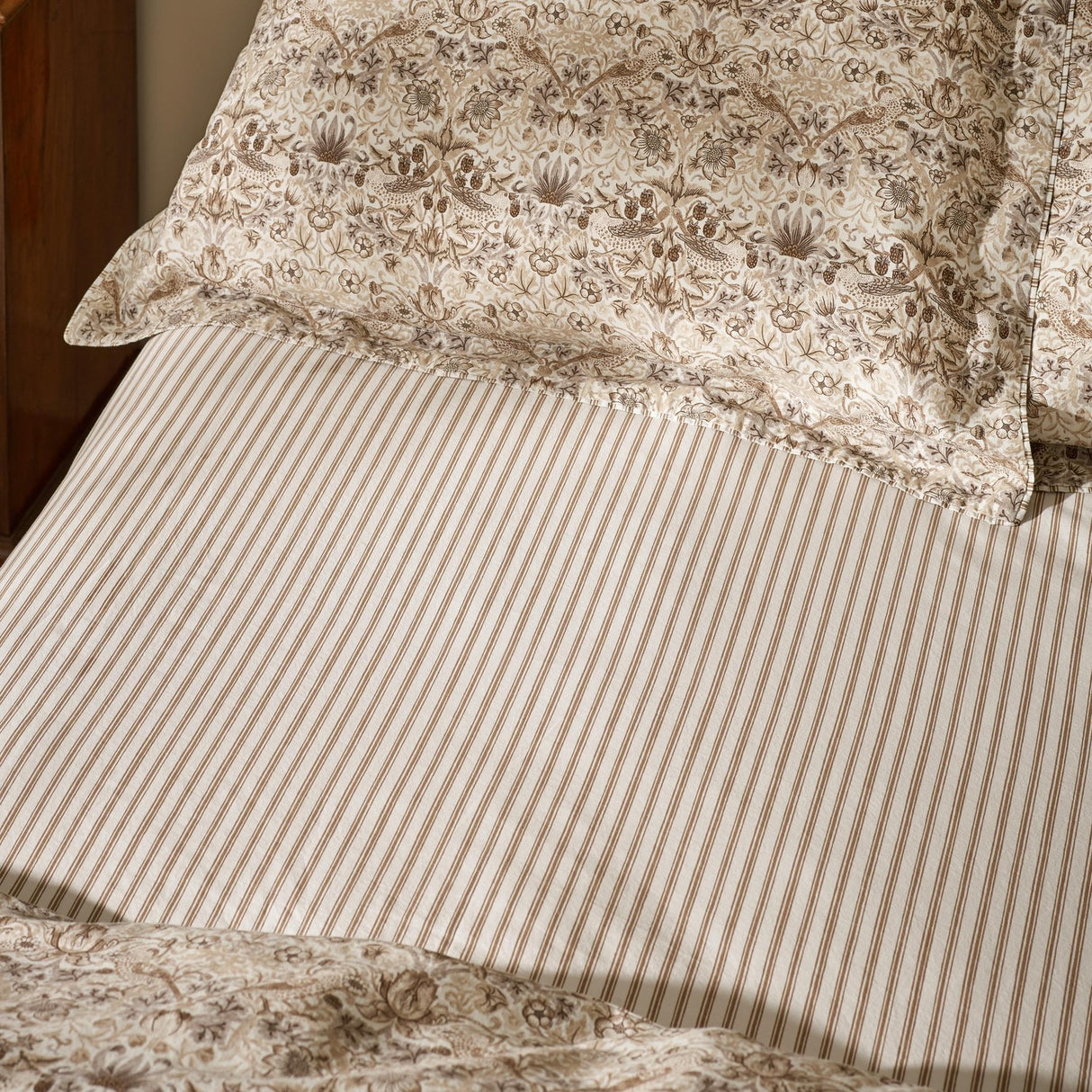 Strawberry Thief Percale Cotton Fitted Sheet - Natural