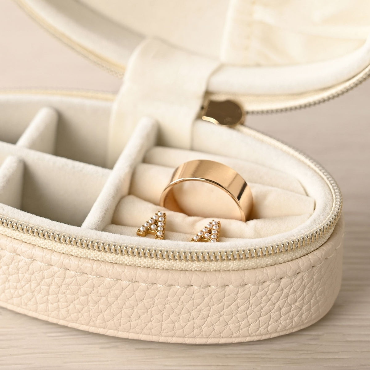 Mini Oval Zip Plastic Jewellery Box with Ring Rolls - Cream