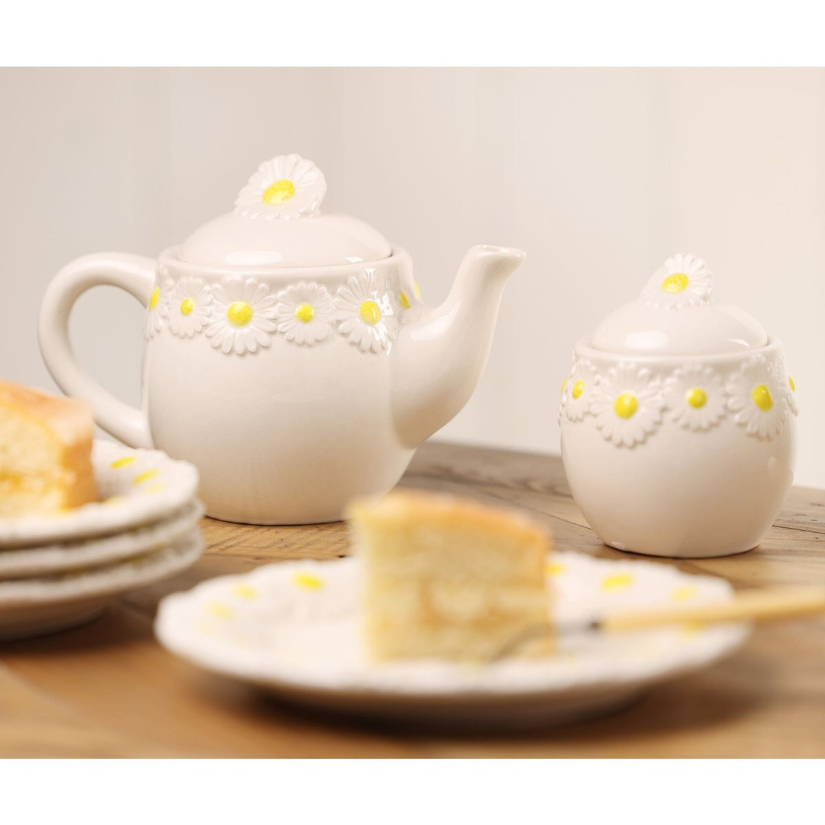 Raised Daisy Border Stoneware Teapot 700ml - White & Yellow